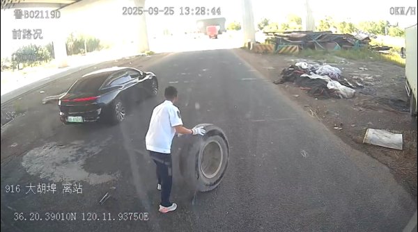 建宝优配 暖心城阳巴士驾驶员：及时清障保畅通，拾金不昧暖人心